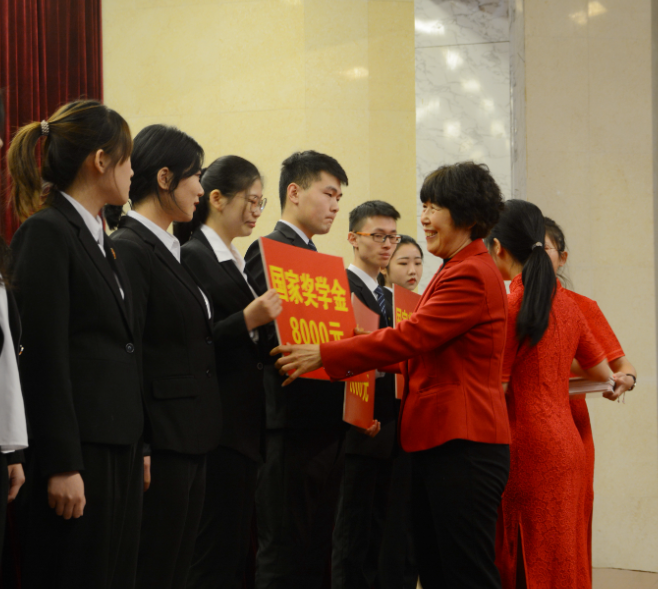 中国医科大学颁发中苗协-默沙东菁卫公共卫生奖助学金