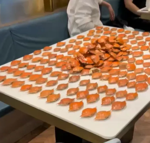 7人吃自助4小时炫300多个螃蟹摆满桌：吃到下班