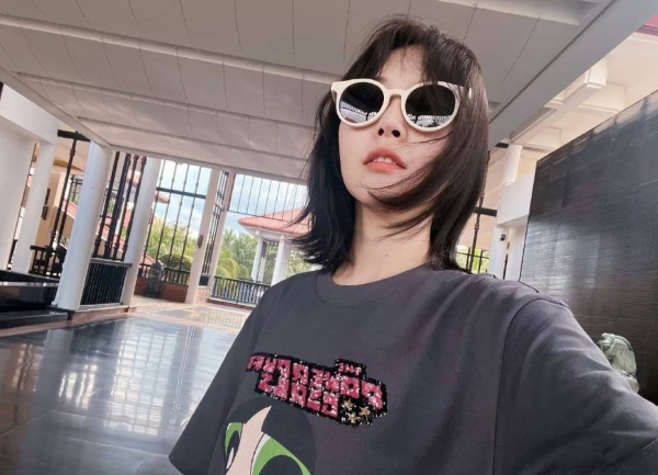 谁说明星必须穿大牌？33岁的张佳宁旅游休闲套装可以一看