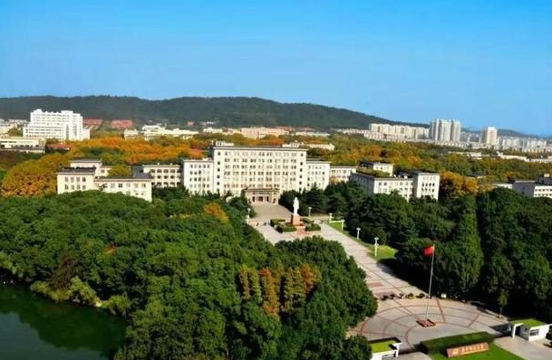30年没评职称却成副教授？看看学校怎么说！