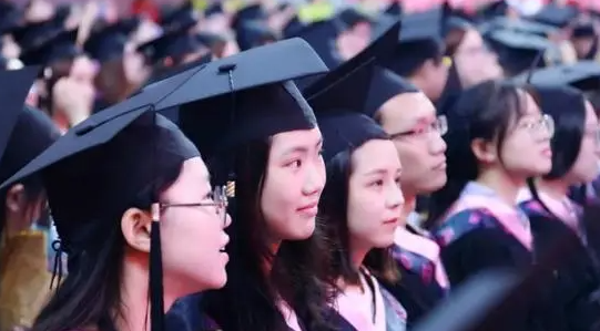 73.1%受访大学生表示身边有同学选择延期毕业