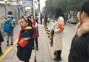 某学校要求家长轮流站岗执勤，市民投诉引热议