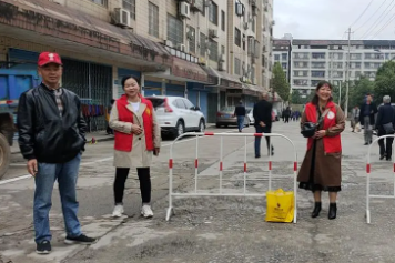 某学校要求家长轮流站岗执勤，市民投诉引热议