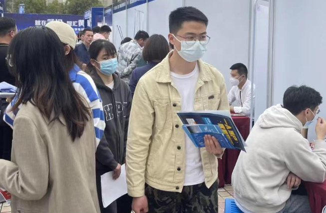 百余家企业在武汉工程科技学院春季校园招聘会上招聘！