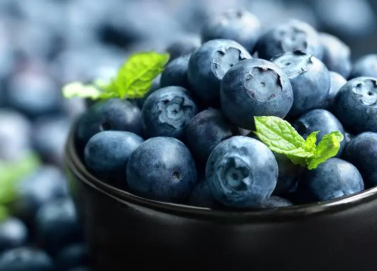 蓝莓吃了大便是墨绿色正常吗?吃蓝莓时要不要吐皮