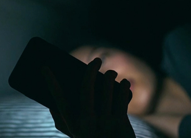 关灯后玩手机对眼睛伤害有多大? 记住“20-20-20”的规则！