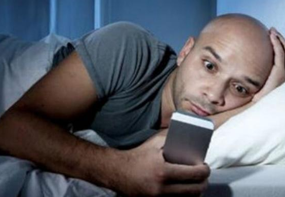 关灯后玩手机对眼睛伤害有多大? 记住“20-20-20”的规则！