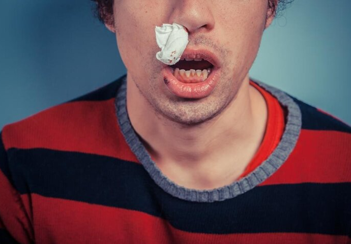 男人鼻毛往外窜，代表什么？鼻毛变白是怎么回事？