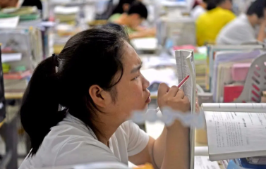 高三考生在高考报志愿时，选择报考军校到底好不好？
