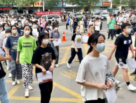高考当天家长们在考场外等待,全程陪考真的有必要吗？
