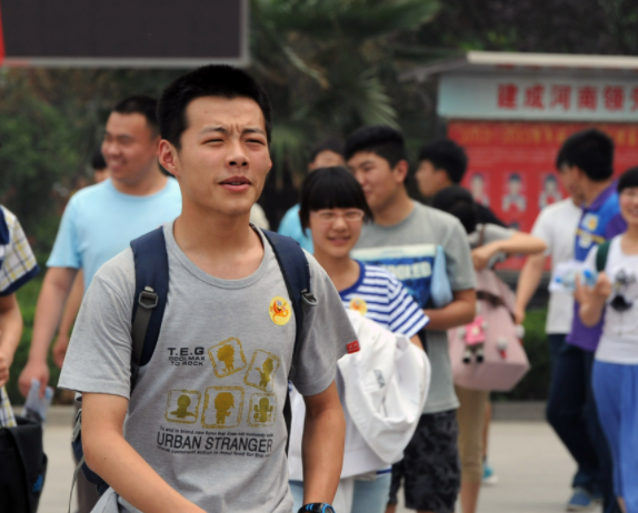 2023高考报名人数公布，如何有效提高学生的竞争力?