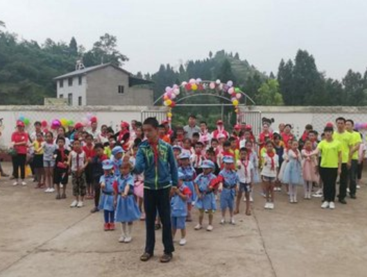 生源流失，教师流动频繁，村小普遍面临的问题该如何解决？