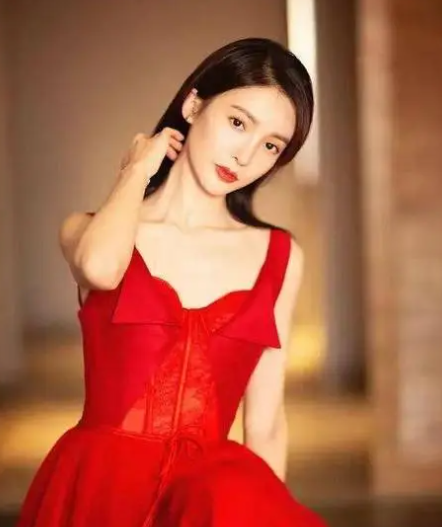 金晨的H腰怎么穿收腰裙?直板身材这么穿工装风收腰裙!