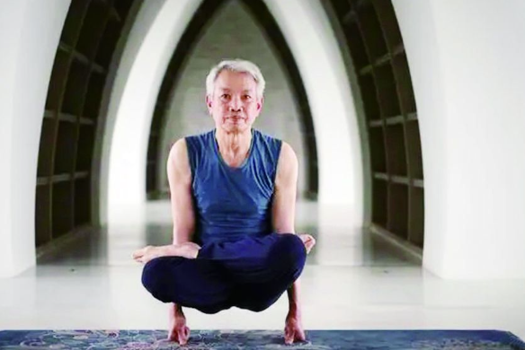 七旬老翁练瑜伽22年，凭高难度动作多次上电视