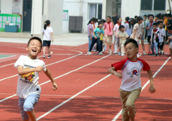 一小学生在校内被学校开车撞死，安全意识一定要早建立！
