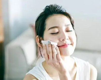 脸上有痘痘如何内调外养？痘痘肌护肤技巧