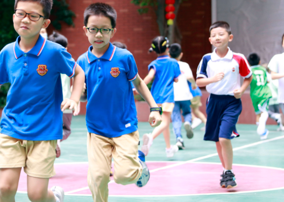 一小学生在校内被学校开车撞死，安全意识一定要早建立！