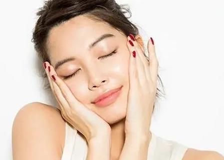 爽肤水一次用量多少效果好?爽肤水需大方时要大方 爽肤水一次用量多少效果好?爽肤水需大方时要大方