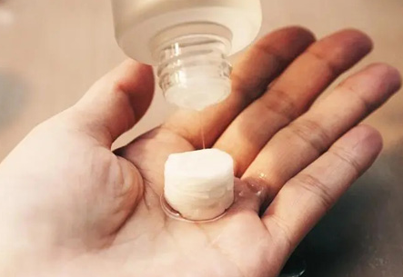 爽肤水一次用量多少效果好?爽肤水需大方时要大方 爽肤水一次用量多少效果好?爽肤水需大方时要大方