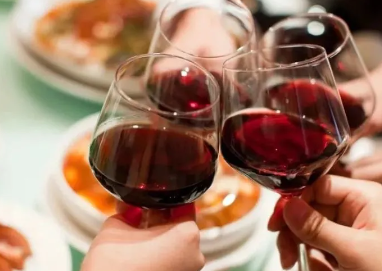 女人喝红酒有哪些好处？女人喝红酒的八大好处