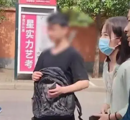 河南考生因迟到无法进入考场！老师安慰家长求情