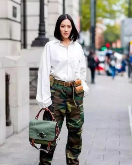 杨紫把ACU迷彩裤穿出简洁风(ACU迷彩裤秋季配啥上衣2025)
