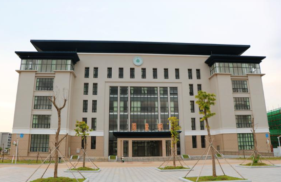 随着社会的发展，我国高职教育面临哪些问题？