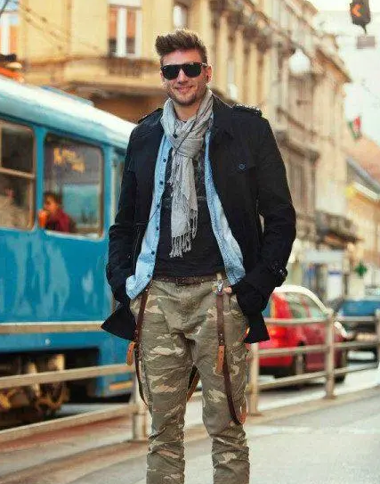 杨紫把ACU迷彩裤穿出简洁风(ACU迷彩裤秋季配啥上衣2025)