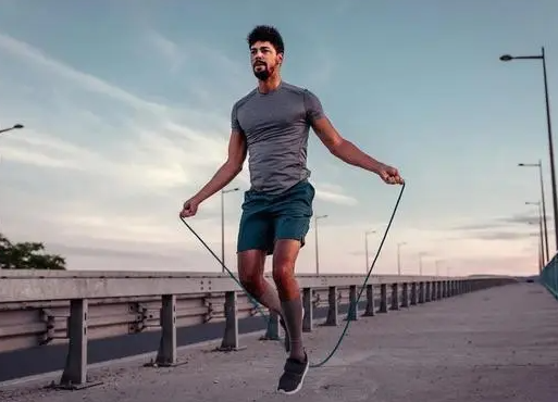 跳绳多久能达到减肥的效果，跳绳的正确方法与技巧