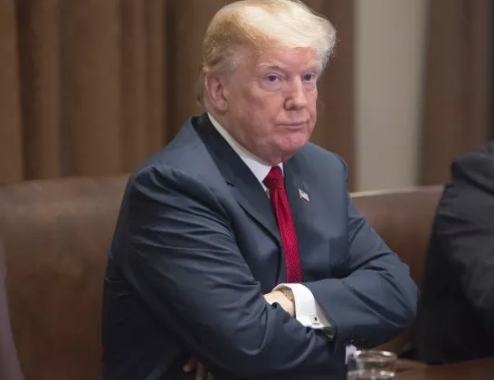 特朗普出庭全程沉默 面对数十项重罪指控拒不认罪