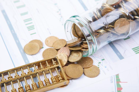 在连续10次加息后，美联储为何“踩刹车”