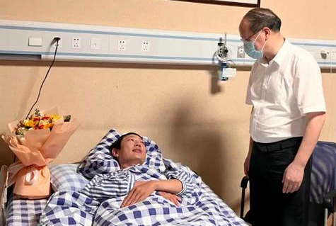 杭州跳桥救人小哥治疗康复费用全免 医院为其父母免费体检