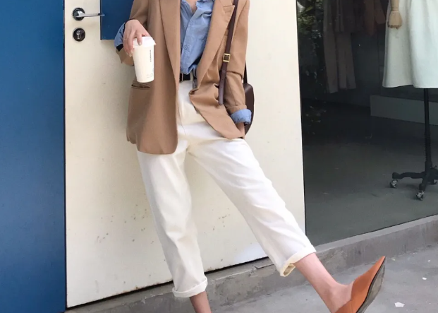 秋天必备的一款白色牛仔裤，该如何搭配出高级感呢？