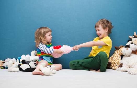 宝宝为什么老爱动手打人（面对宝宝打人家长怎么做）