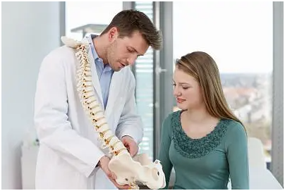 强直性脊柱炎怎么坐直腰板(强直性脊柱炎患者该如何锻炼)
