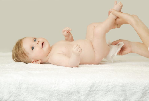 新生儿拉肚子会哭闹吗（新生儿拉肚子的表现）