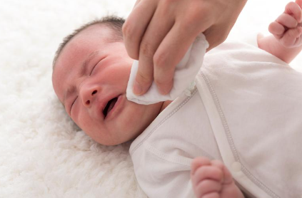 新生儿湿疹会留黑斑吗（新生儿湿疹黑点怎么去除）