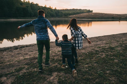 孩子怕生不愿与人交流怎么办？家长该怎么引导呢？