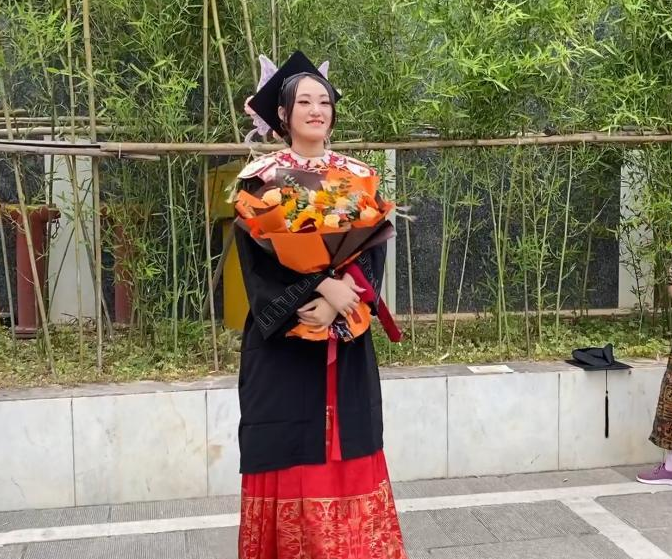 北大女生穿马面裙参加毕业典礼(穿马面裙参加毕业典礼合适吗)