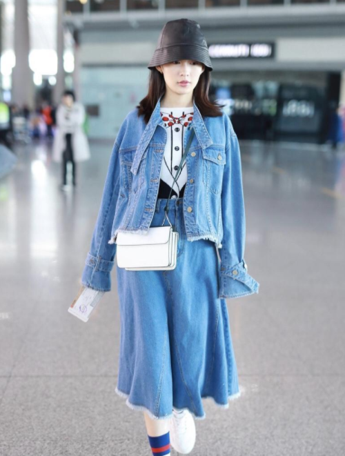 秋季学李沁把外套当裙子穿(外套当裙子穿大方展示圆规腿)