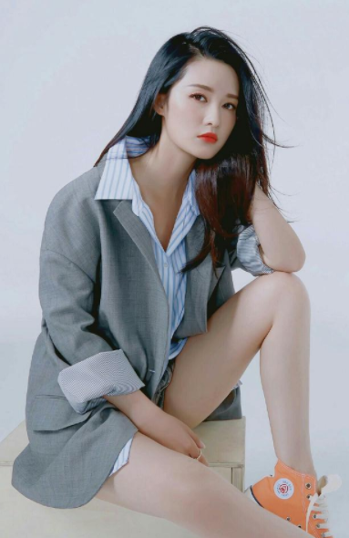 秋季学李沁把外套当裙子穿(外套当裙子穿大方展示圆规腿)