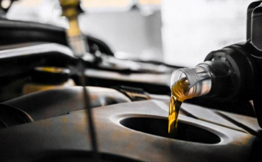 全合成机油换油周期（机油换油周期靠什么决定）