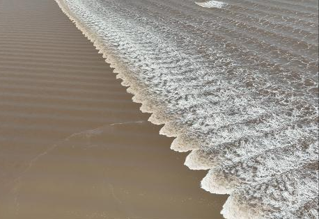 钱塘江逆潮行舟画面太震撼了 钱塘江惊现“沙漠奇观”？