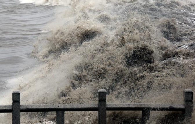 钱塘江逆潮行舟画面太震撼了 钱塘江惊现“沙漠奇观”？