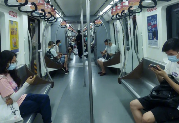 女子在南京地铁车厢喝水被开罚单 多地地铁列车上禁止饮食
