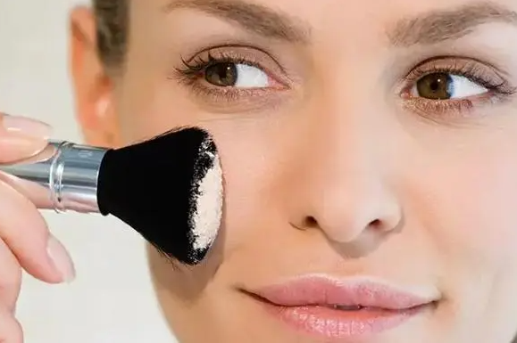 抹完粉底液脸上起皮怎么办 抹完粉底液脸上起皮怎么补救