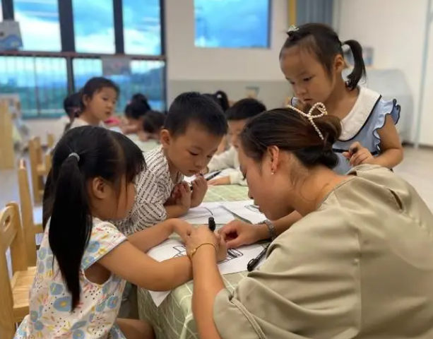 宁波北仑区千名教师暑期走进社区 给托管孩子送课上门 宁波北仑区千名教师暑期走进社区 给托管孩子送课上门