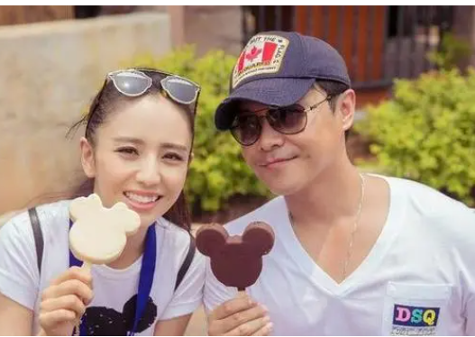 陈思诚落泪夸赞前妻佟丽娅演技 佟丽娅新电影《我经过风暴》首映