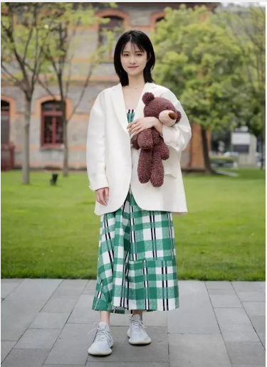 连衣裙+运动鞋春节这么穿太温柔了 连衣裙+运动鞋温柔穿搭2026