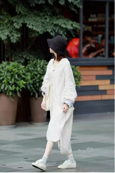 连衣裙+运动鞋春节这么穿太温柔了 连衣裙+运动鞋温柔穿搭2026